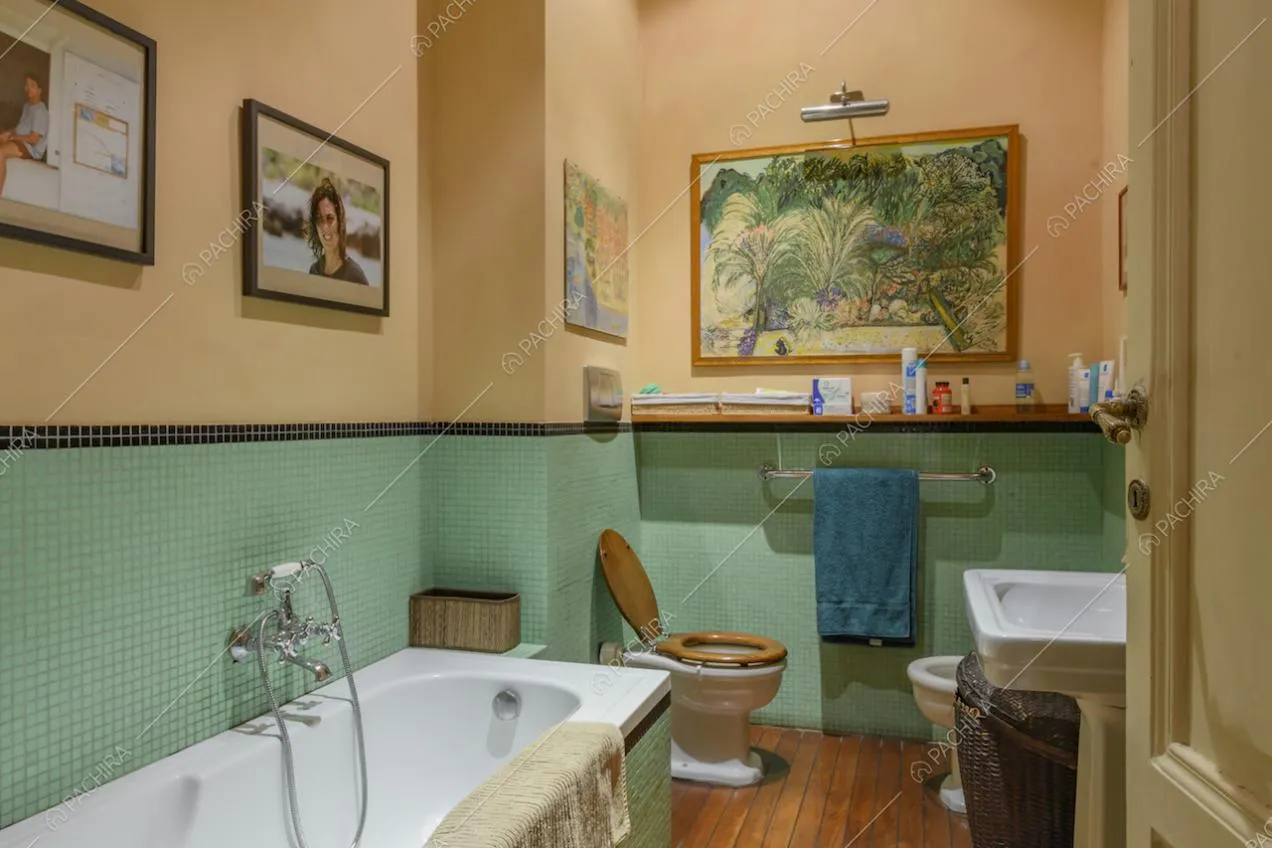 Vasca da bagno e quadri sulla parete del bagno