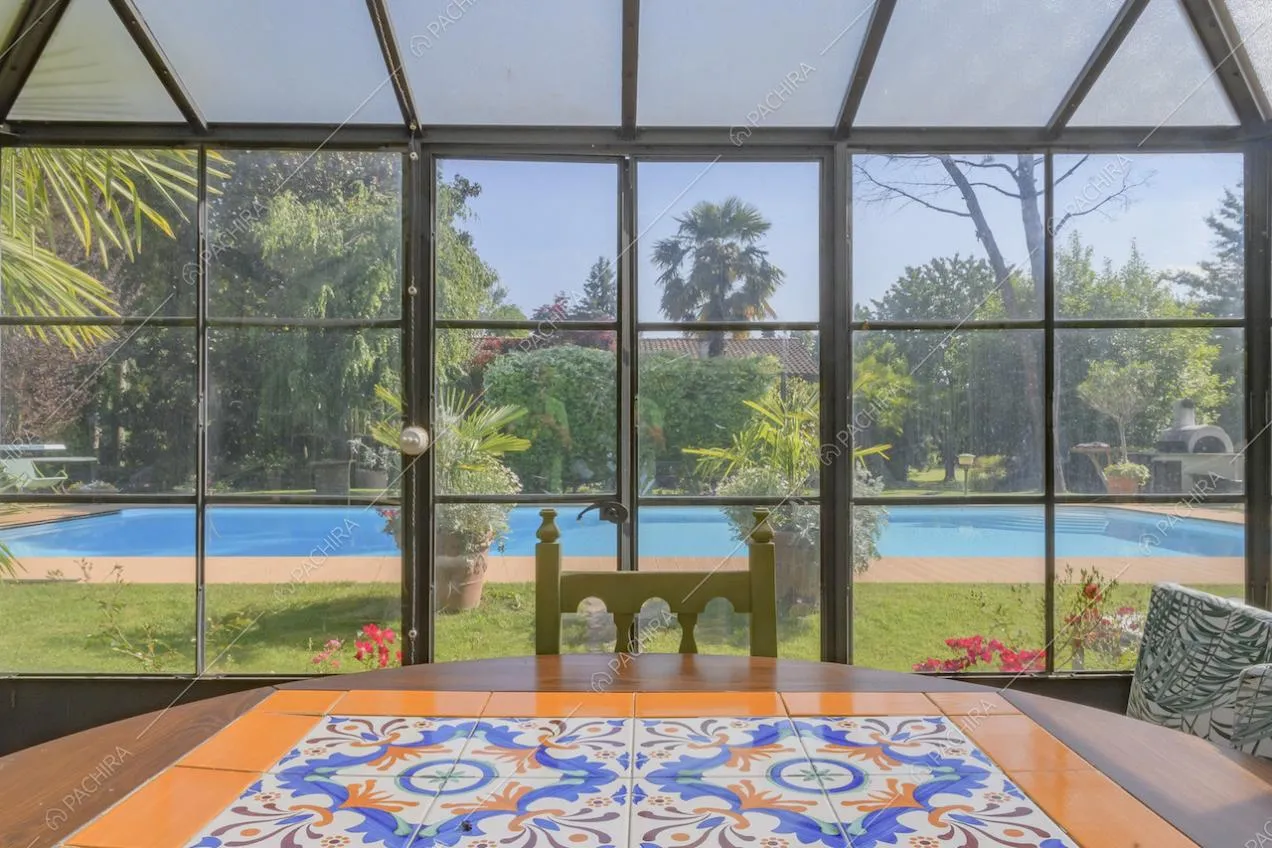 Gazebo in vetro con vista sulla piscina