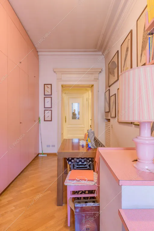Camera dei bambini con pavimento in parquet dell'appartamento Agazzino, location in stile classico a Milano