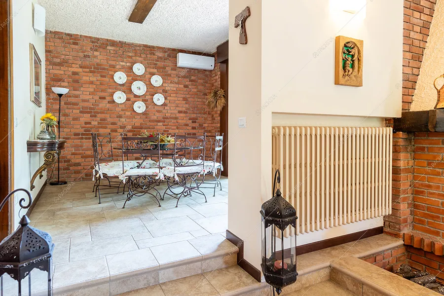 Zona living della villa Adige, location in stile contemporaneo a Monza