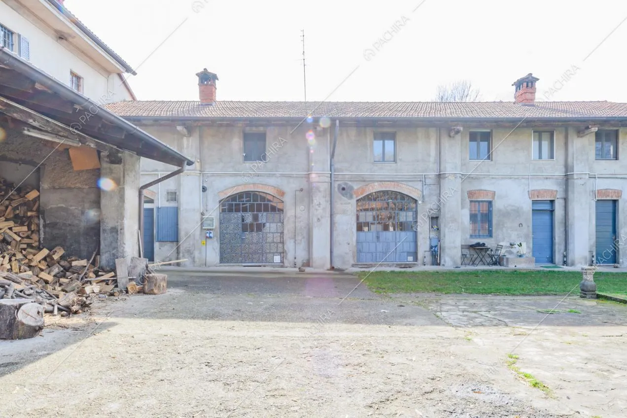 Riserva di legno per i camini nel cortile interno della location 