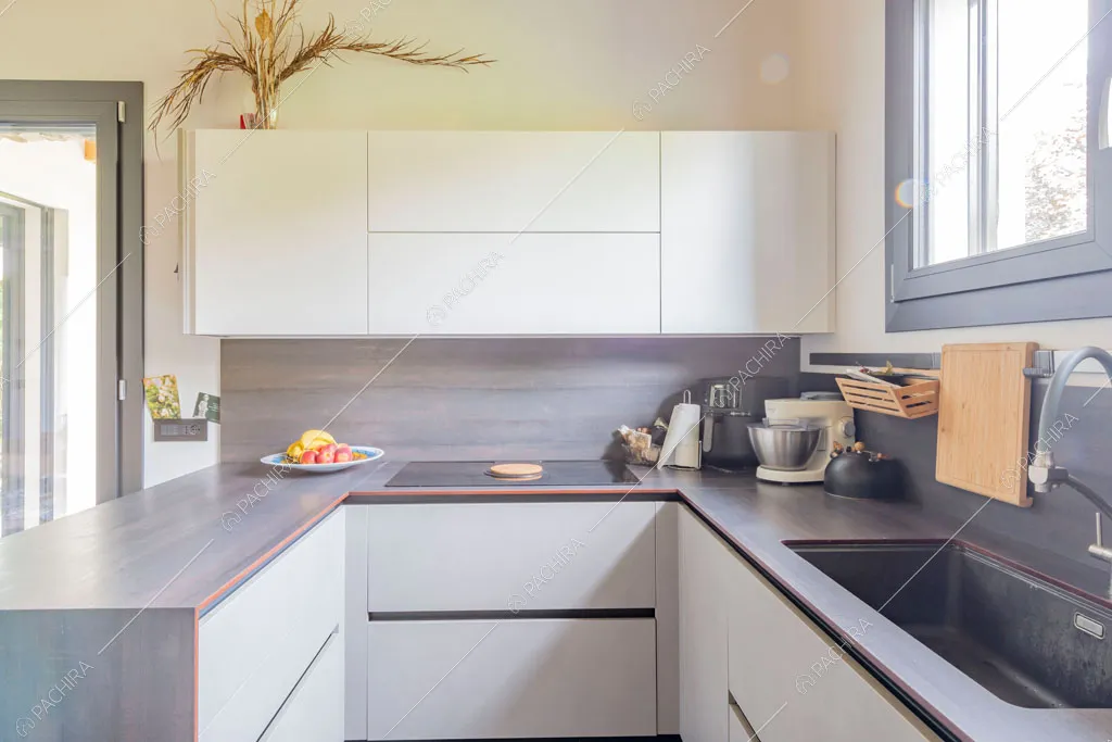Cucina a parete della villa Galena, location in stile contemporaneo a Monza