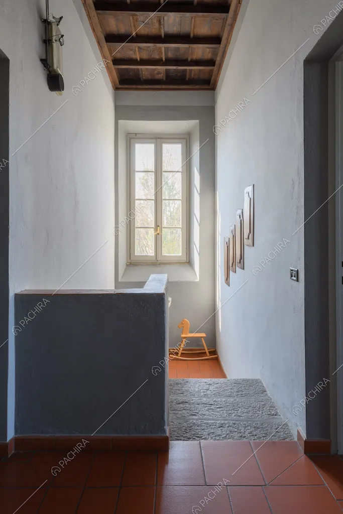 Corridoio con soffitto a cassettoni e vista sulle scale