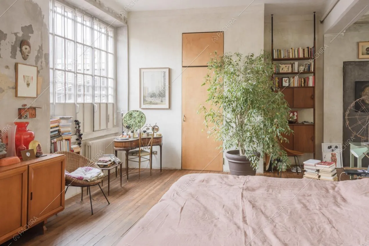 Mobili di legno e pavimento in parquet nella camera matrimoniale