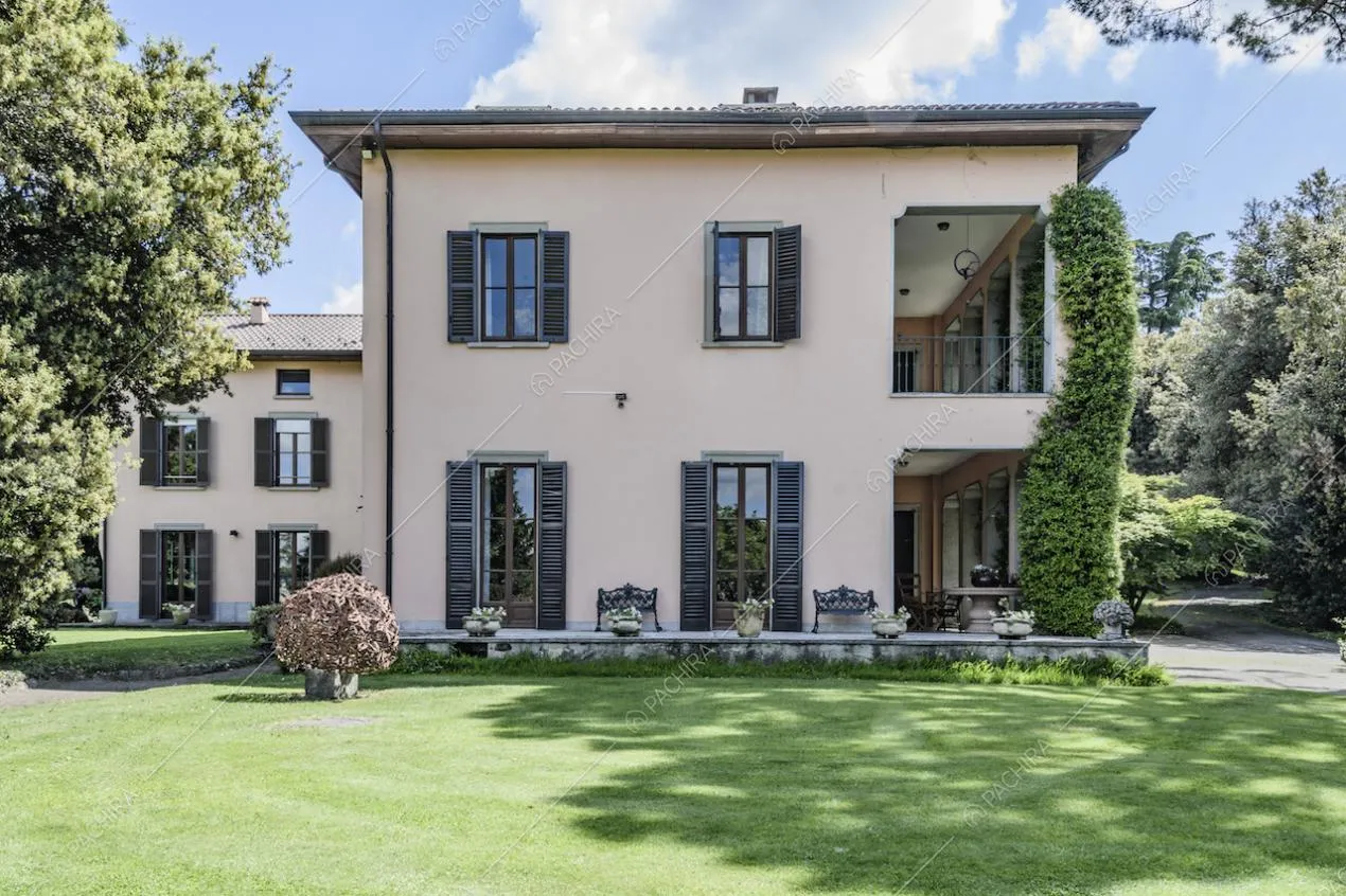 Villa classica con giardino