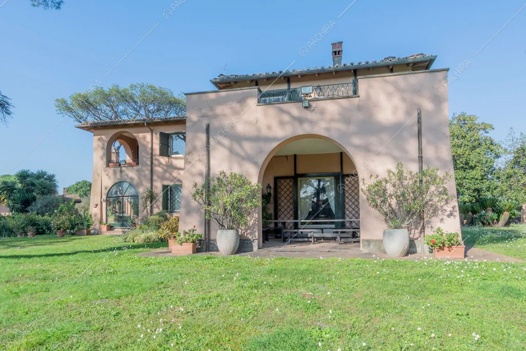 Esterni della dimora storica Logan, location in stile classico a Roma