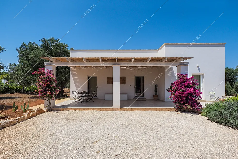 Portico della villa Iolite, location in stile minimal a Brindisi