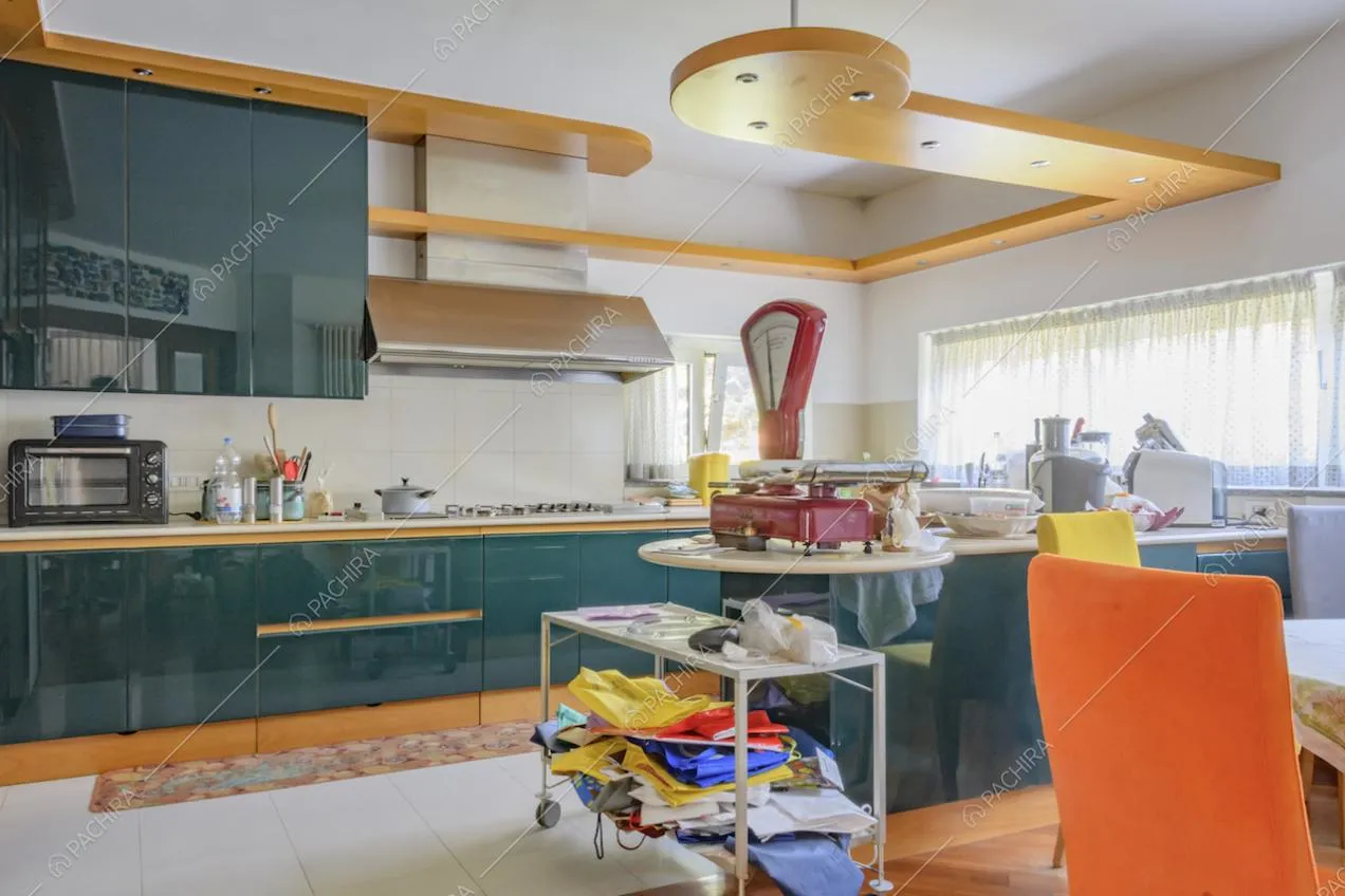 Cucina con fornelli a gas e penisola