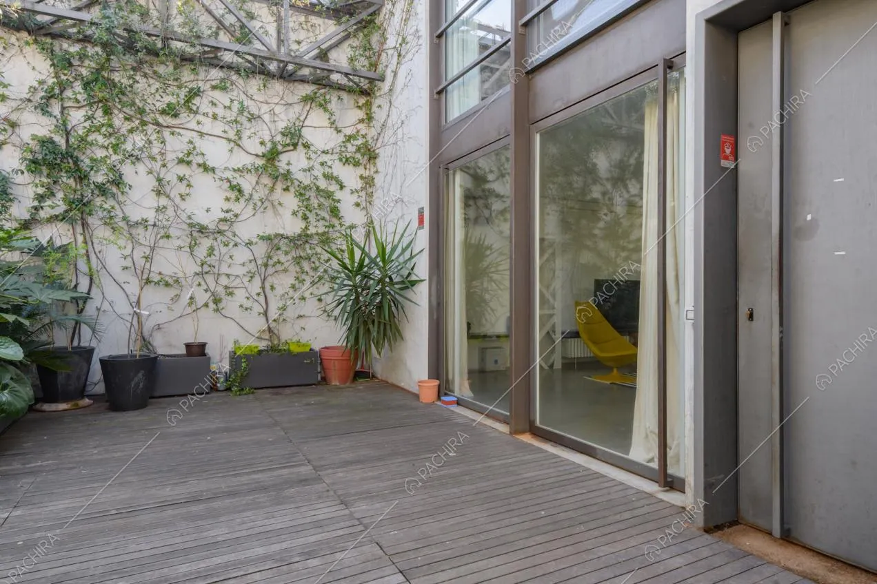 Terrazza con pavimento in parquet da esterni e porta-finestra