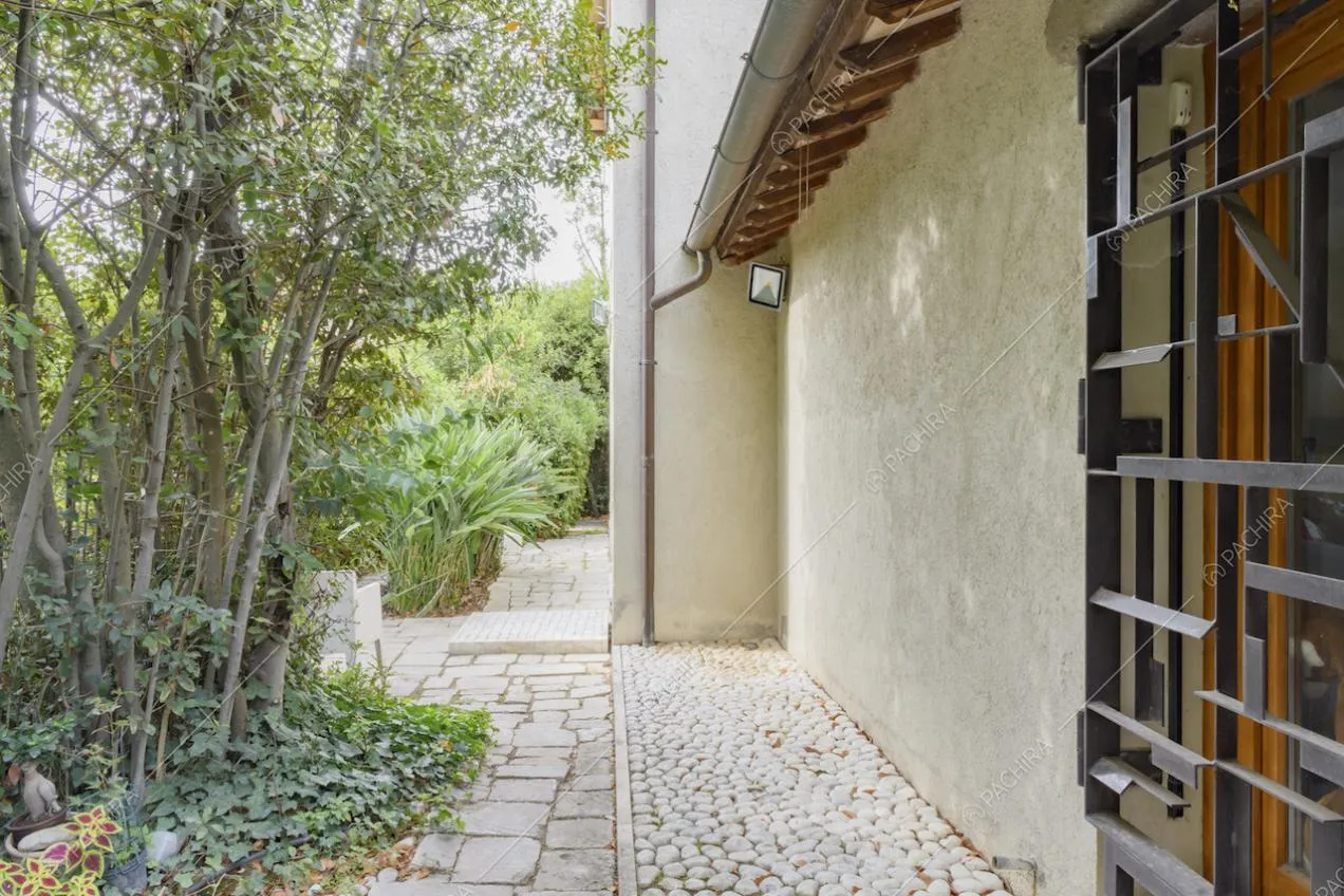Parete esterna della villa e pavimentazione in pietra