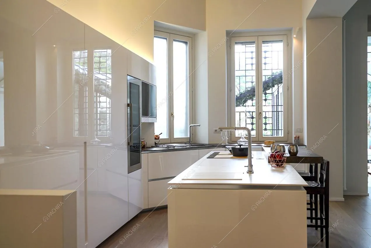 Cucina a isola bianca in stile moderno e finestre