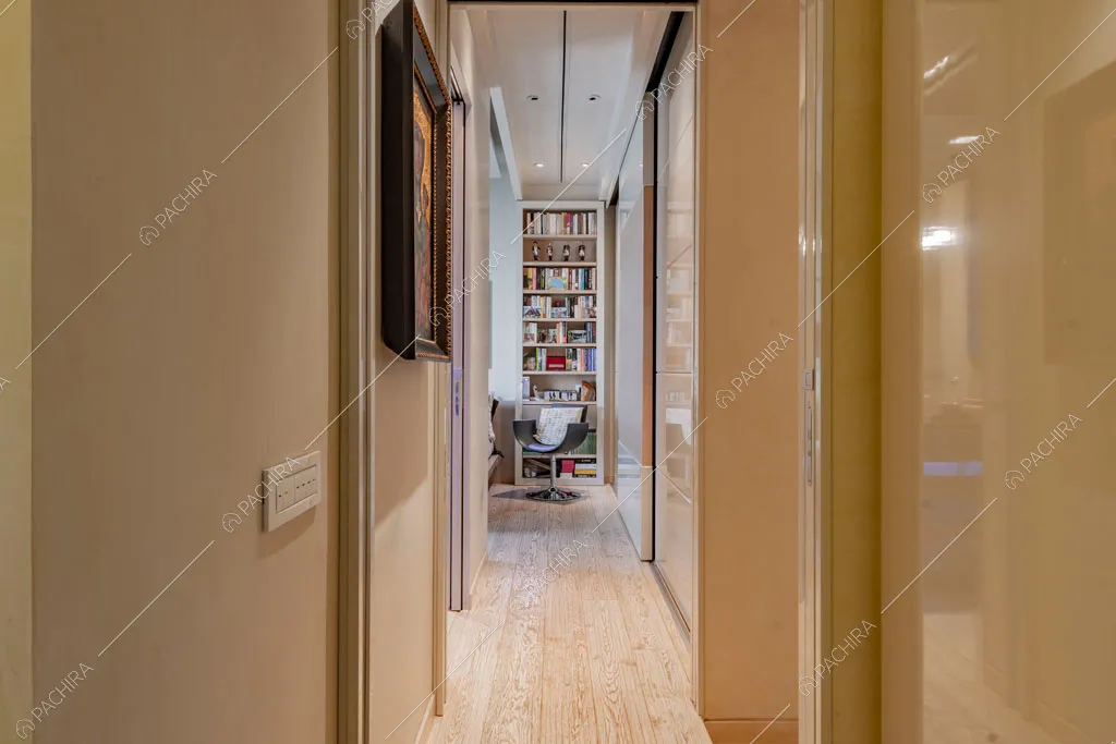 Pavimento in parquet nel corridoio dell'appartamento Kamala, location in stile contemporaneo a Roma