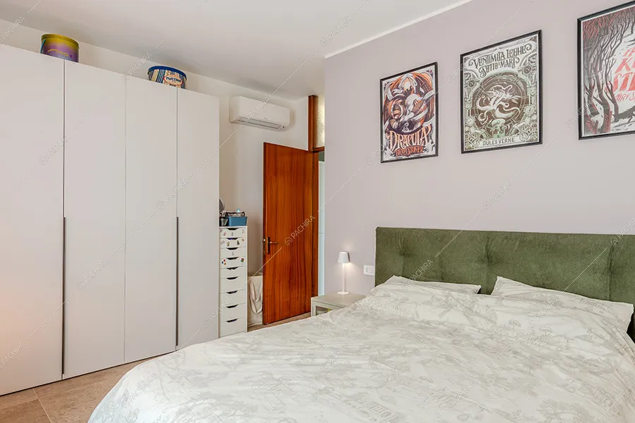 Camera da letto dell'appartamento moderno Vecia, location per shooting a Monza