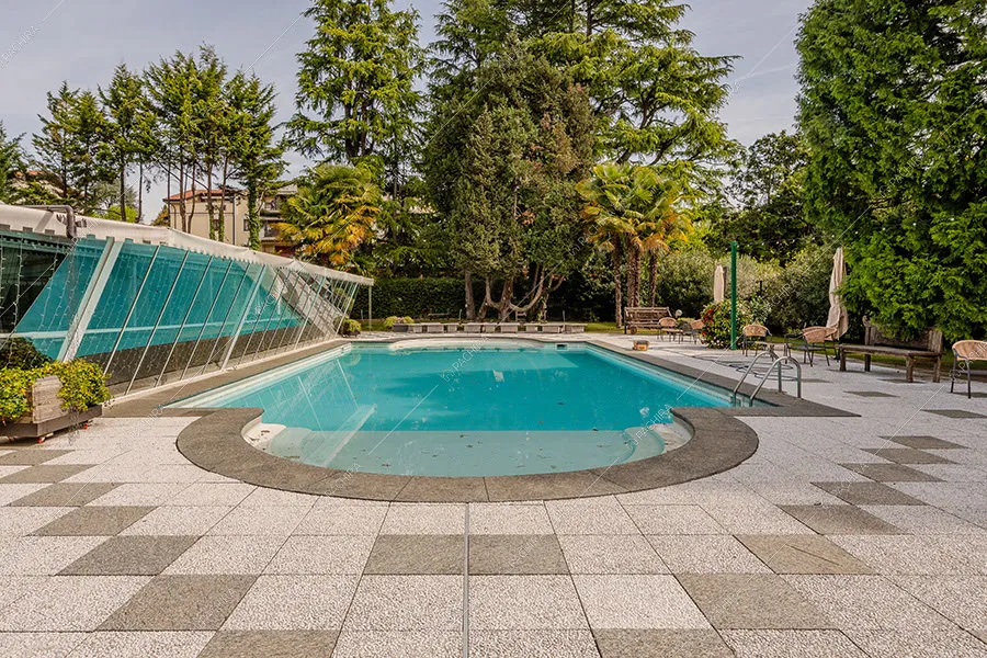 Piscina della villa Lentisco, location in stile classico a Varese