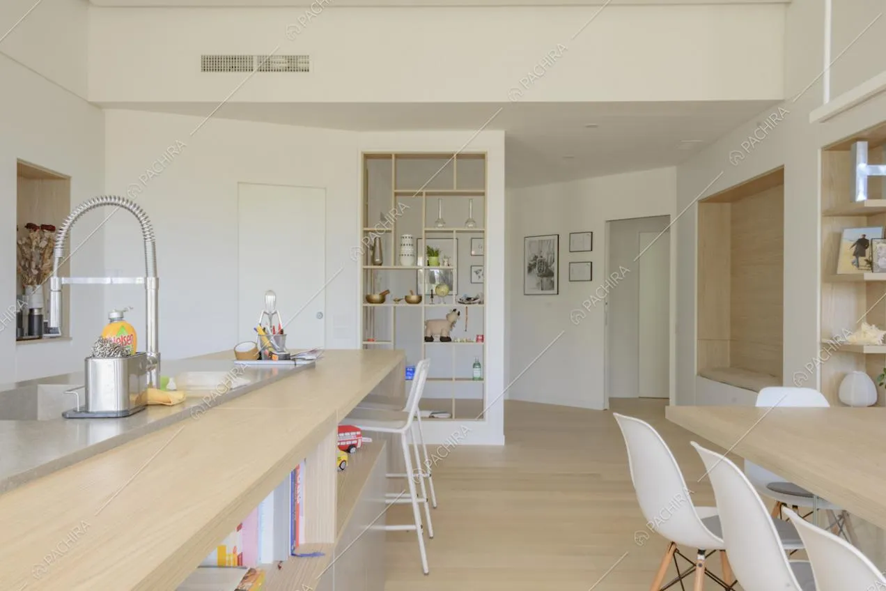 Mensole in legno chiaro con soprammobili e pavimento in parquet