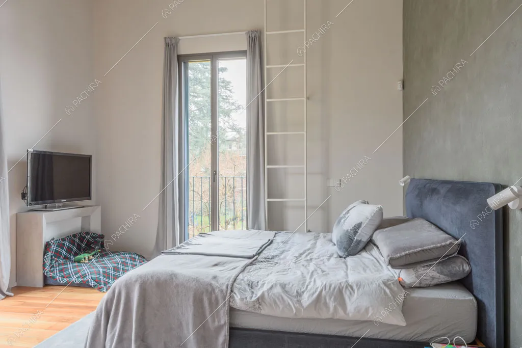 Camera da letto matrimoniale dell'appartamento Fiore di porro, location in stile minimal a Monza