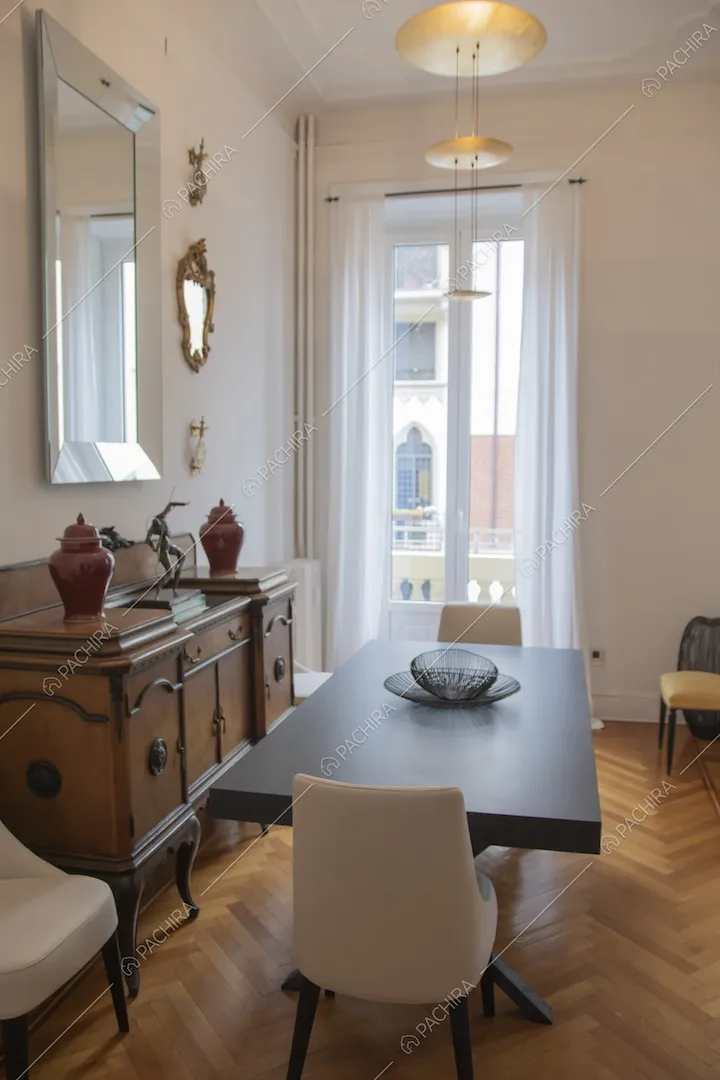 Mobile antico in legno, specchio argento e parquet