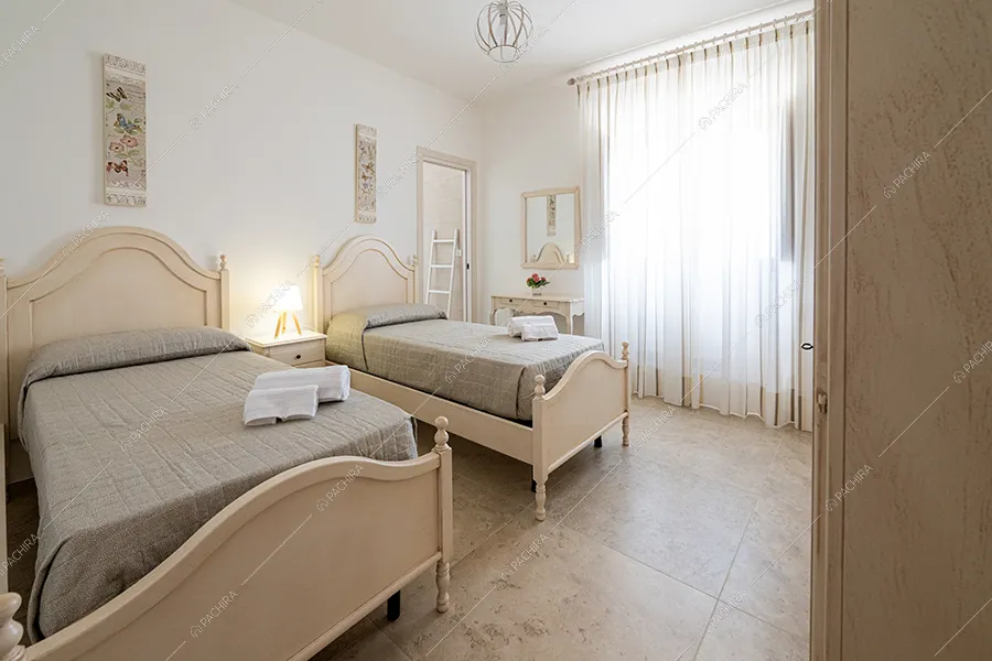 Camera da letto della masseria Khamsin, location in stile rustico a Taranto