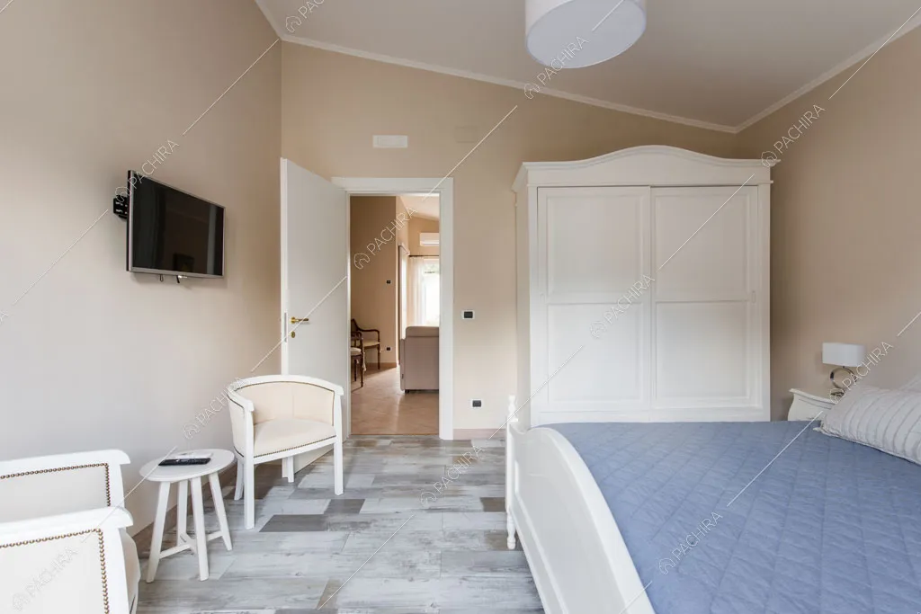Camera da letto della villa Agnocasto, location in stile moderno a Roma
