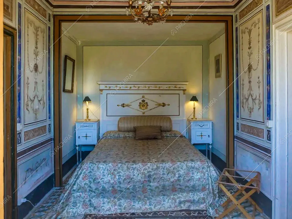 Camera da letto matrimoniale della villa Tanami, location in stile classico a Palermo
