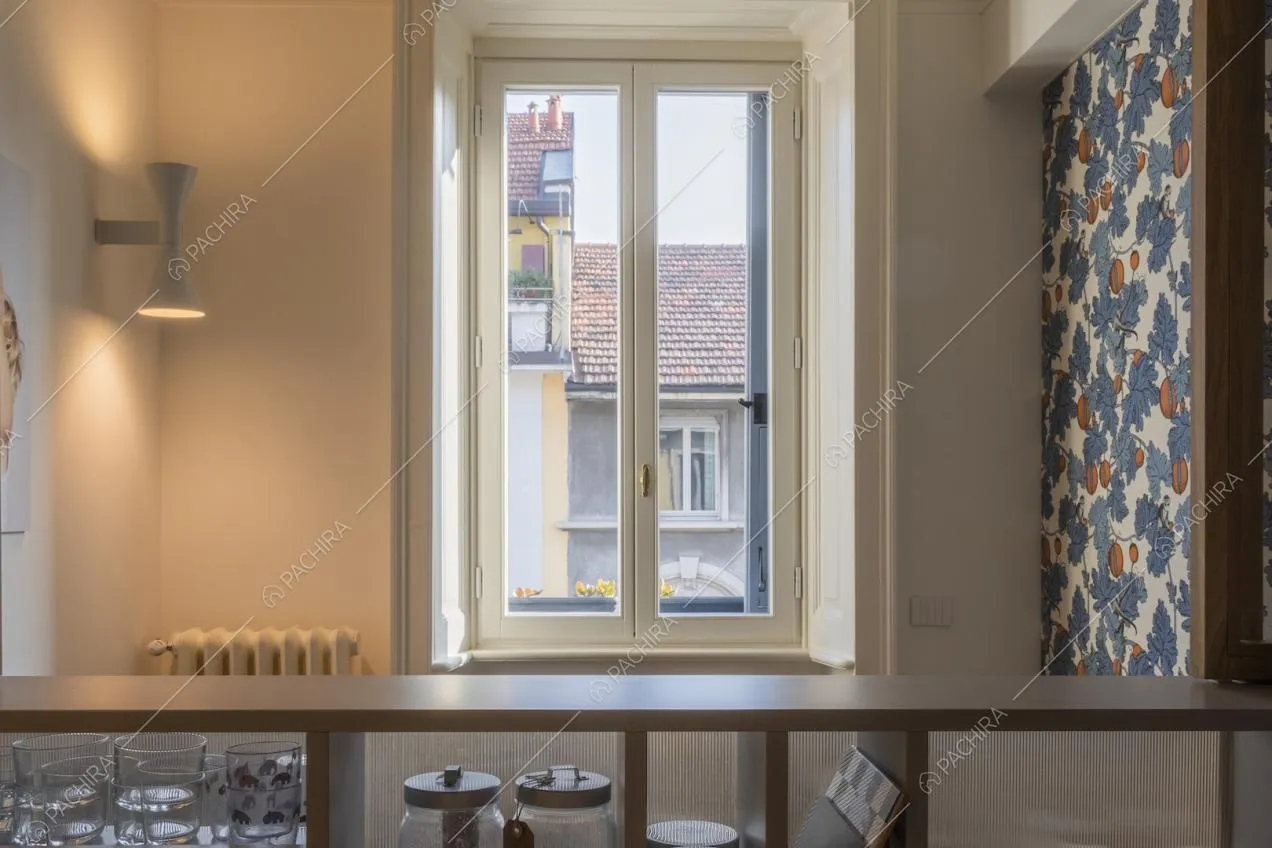 Finestra di fronte alla cucina e vista sui tetti