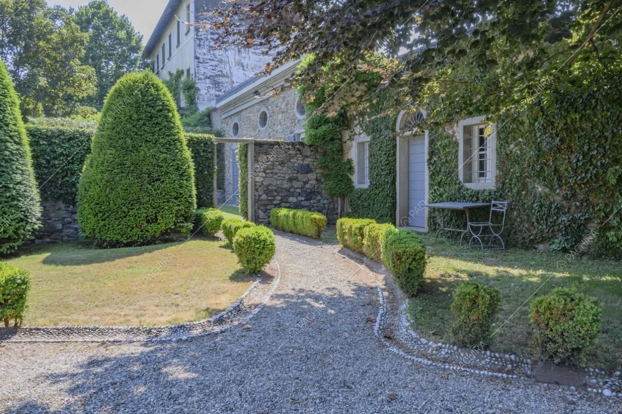 Vialetto in ghiaia nel giardino della villa e giardino verticale