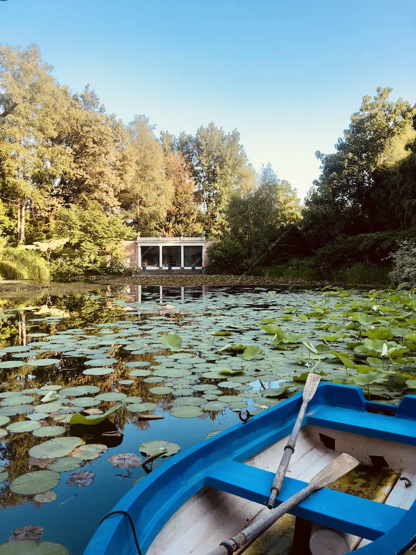 La barca in legno e la villa vista dal laghetto