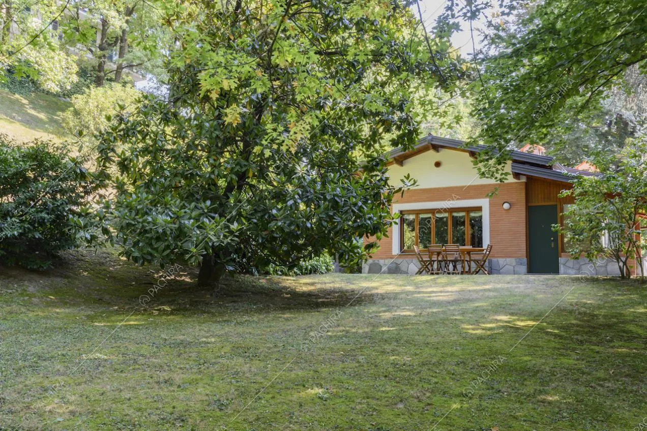 Vista sulla dépendance dal giardino