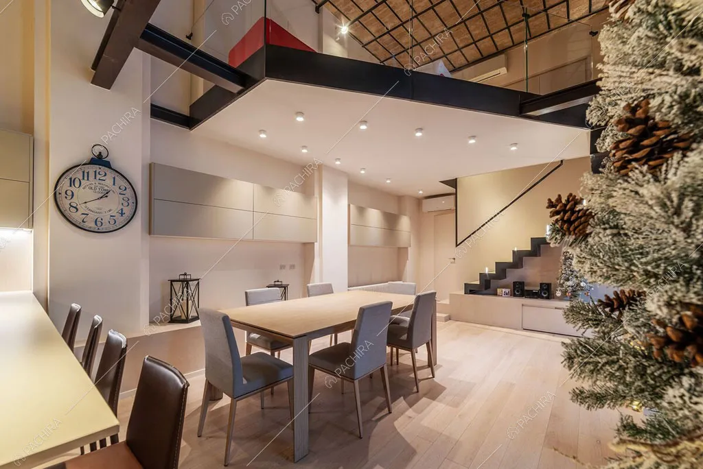Sala con vista sul soppalco del loft Sabbia, location in stile moderno a Roma