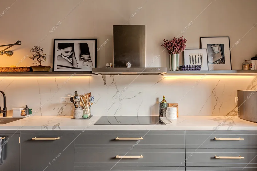 Cucina a parete dell'appartamento Petunia, location in stile moderno a Milano