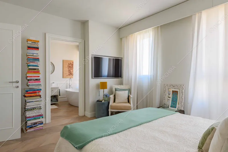 Luminosa camera da letto matrimoniale con vetrate e vista sul bagno privato