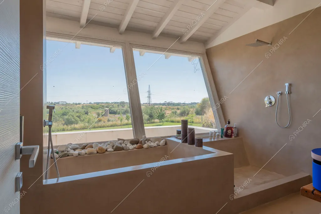 Vasca e box doccia nel bagno della villa Arafura, location in stile contemporaneo a Roma