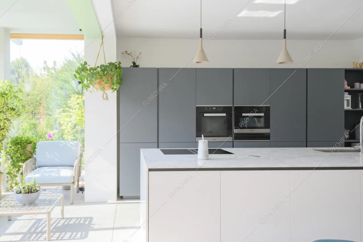 Mobili di design per la cucina e scorcio sul giardino