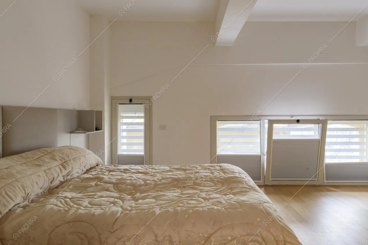 Camera da letto matrimoniale sul soppalco con pavimento in parquet