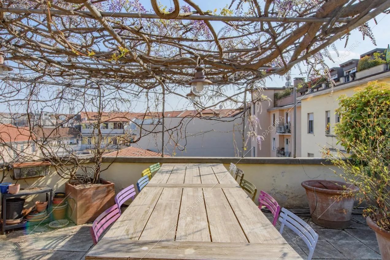 Tavolo da pranzo in legno e sedie colorate sulla terrazza