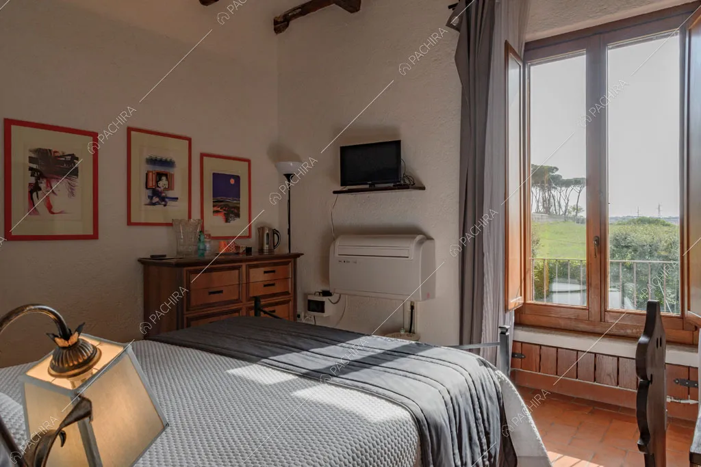 Camera da letto della villa Ebridi, location in stile rustico a Roma
