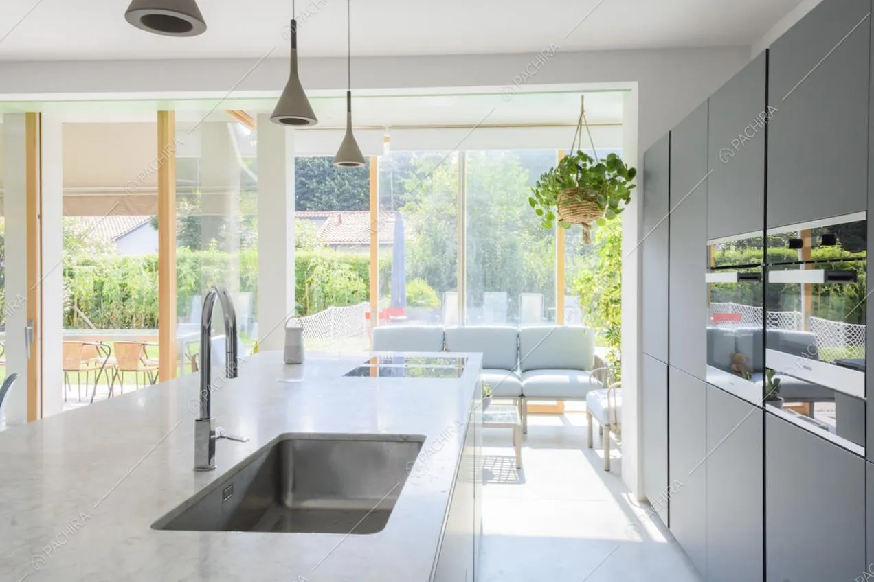 Dettaglio della cucina a isola e vista sul giardino