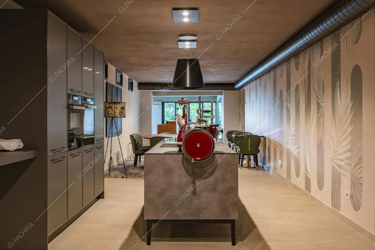 Parete rivestita in carta da parati nella cucina