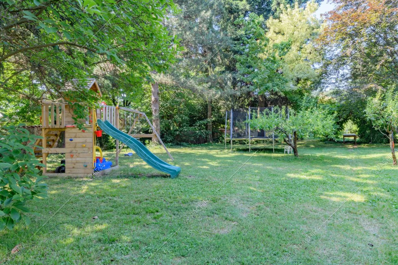 Giochi per bambini nel grande giardino della location