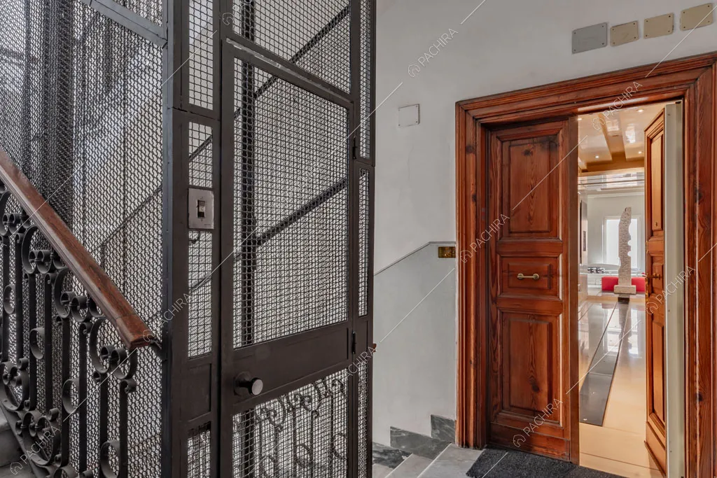 Scale del condominio dell'appartamento Kamala, location in stile contemporaneo a Roma