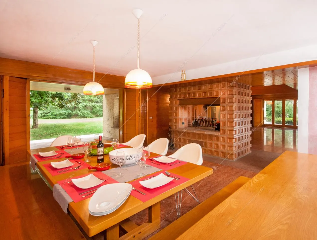 Tavolo da pranzo in legno con panche e sedie di design bianche
