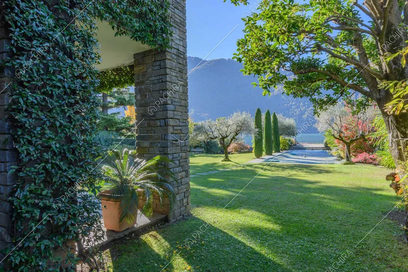 Grande e curato giardino con piscina e vista sulle montagne