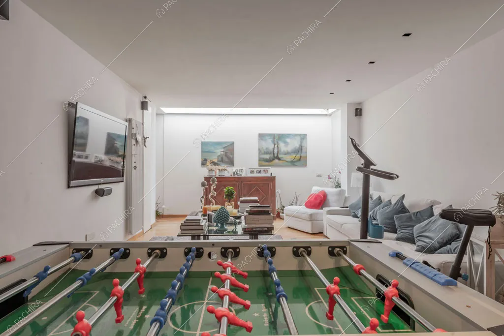Sala con pareti bianche della villa Bauxite, location in stile moderno a Roma
