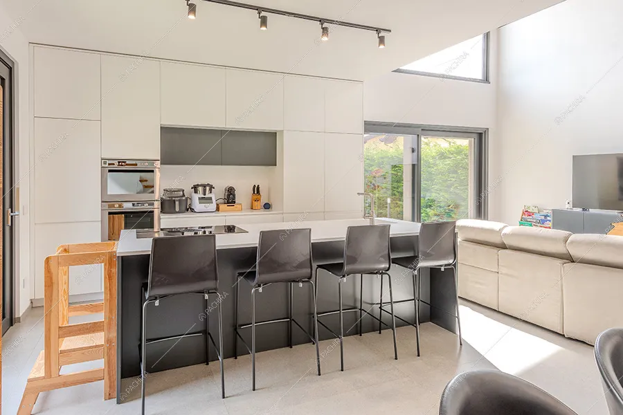 Cucina della villa moderna Adenia, location per shooting a Varese