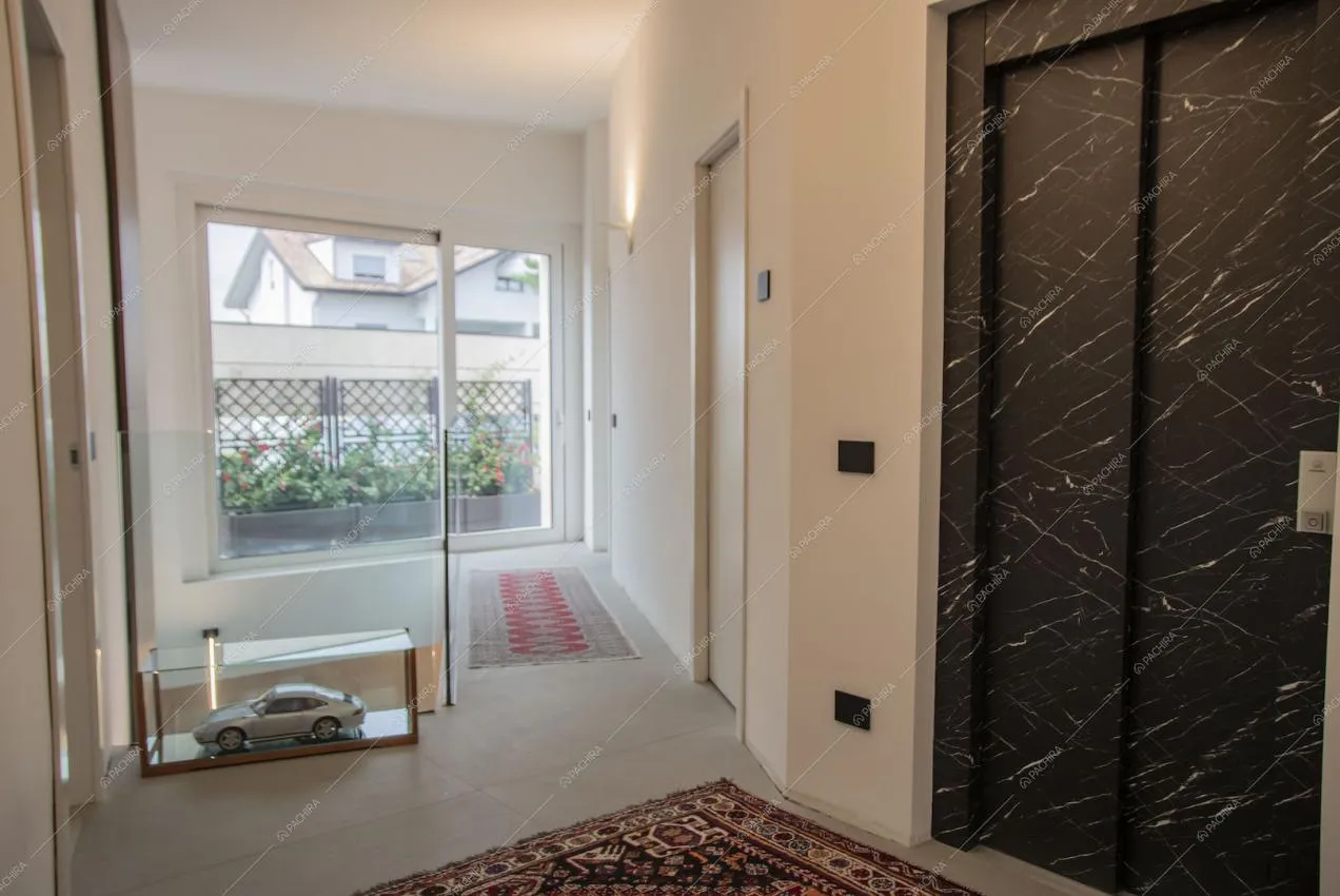 Ascensore con porte a effetto marmo nero e grande porta-finestra scorrevole