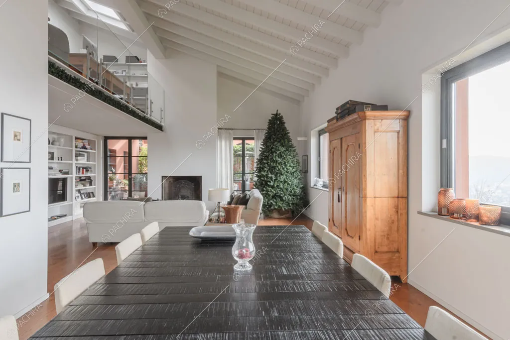 Travi in legno a vista sul soffitto della zona living della villa Roveja, location in stile contemporaneo a Como