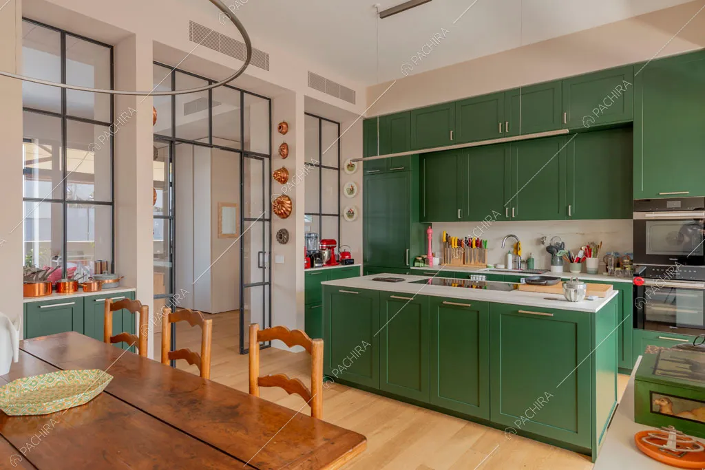 Cucina a isola dell'appartamento Foehn, location in stile contemporaneo a Milano