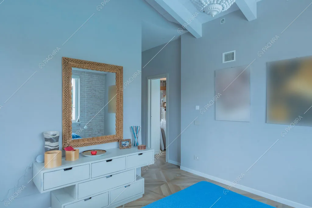 Travi a vista sul soffitto della camera da letto matrimoniale della villa Colchito, location in stile contemporaneo a Roma