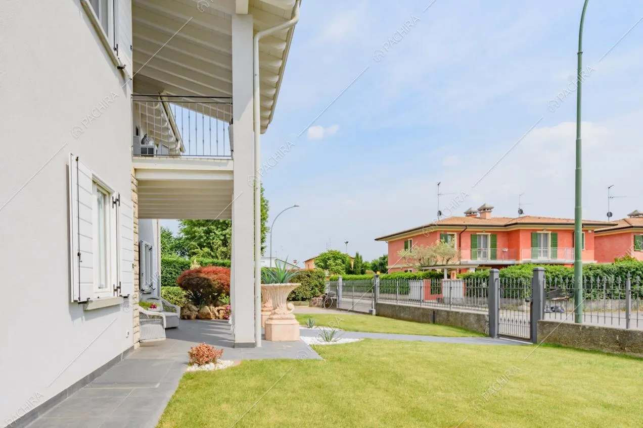 Giardino e vista sugli esterni grigi e sulla terrazza della location