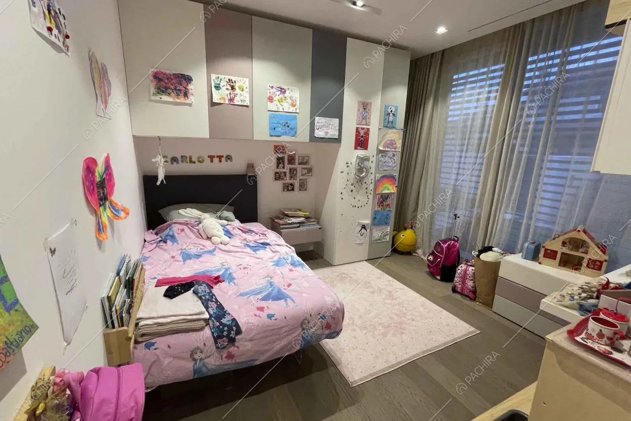 Camera da letto da bambina con vetrata e pavimento in parquet